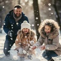 froh Familie haben Schneeball Kampf im Winter Wunderland foto