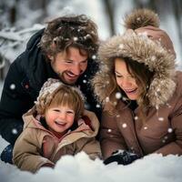 liebend Familie spielen im das Schnee und Herstellung Erinnerungen foto
