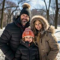 Familie Verbindung Über Winter Aktivitäten im das Park foto