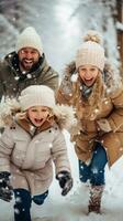 froh Familie haben Schneeball Kampf im Winter Wunderland foto