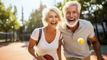 reifen Paar genießen ein Spiel von Pickleball draußen foto