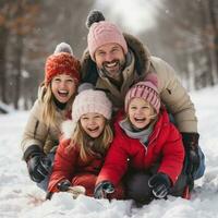 Eltern und Kinder Rodeln Nieder schneebedeckt Hügel zusammen foto