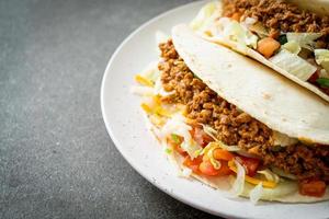 mexikanische Tacos mit gehacktem Hühnchen foto