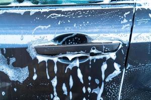 Nahaufnahme graues Auto mit Waschschaum