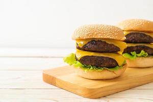 Hamburger oder Beef Burger mit Käse - ungesunde Ernährungsweise