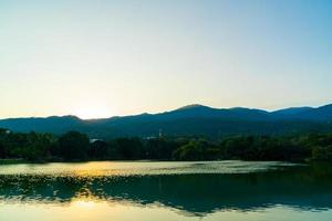 Ang Kaew See an der Chiang Mai University mit bewaldeten Bergen foto