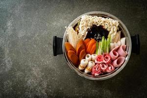 budae jjigae oder budaejjigae. es ist voller Kimchi, Spam, Würstchen, Ramen-Nudeln und vielem mehr foto