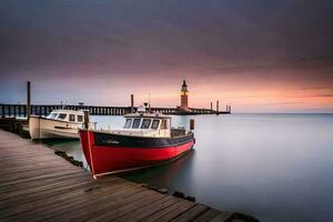 zwei Boote angedockt beim das Seebrücke mit ein Leuchtturm im das Hintergrund. KI-generiert foto