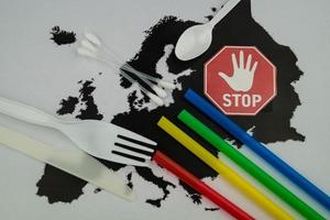 Europa verbietet Strohhalme und Plastikgeschirr wegen Mikroplastik foto
