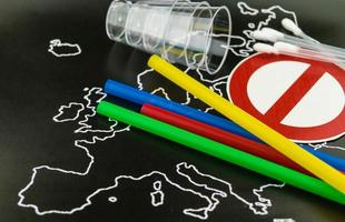 Europa verbietet Strohhalme und Plastikgeschirr wegen Mikroplastik foto