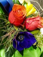 Brautstrauß mit verschiedenen Blumen foto