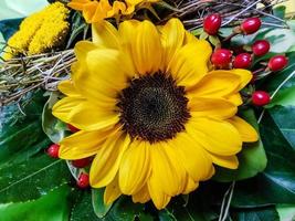 Brautstrauß mit verschiedenen Blumen foto