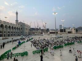 Mekka, Saudi Arabien, sep 2023 - - beim Masjid al haram, Mekka, Pilger von alle Über das Welt versammeln im das äußere Hof von Masjid al haram zum Maghrib Gebete. foto