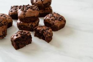 dunkle Schokoladenbrownies mit Schokostückchen oben drauf foto