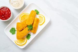 gebratene Fischstäbchen oder Pommes frites mit Soße foto