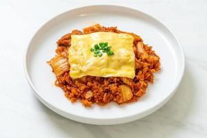gebratener Kimchi-Reis mit Schweinefleisch und belegtem Käse - asiatisch und Fusion-Food-Stil