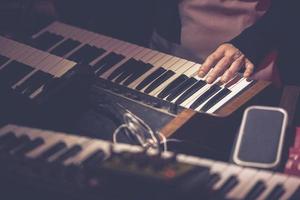 Musiker, der eine Tastatur von Vintage-Synth spielt