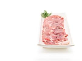 frisches Schweinefleisch in Scheiben geschnitten auf weißem Hintergrund foto