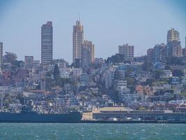 Sonniger Blick auf die Skyline von San Francisco von der Insel Alcatraz