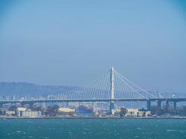 Sonniger Blick auf die San Francisco Oakland Bay Bridgefranc foto