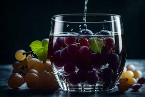 ein Glas von Wasser mit Trauben und Blätter. KI-generiert foto