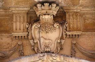 Italien, Lecce, Stadt mit barocker Architektur und Kirchen und archäologischen Überresten. barocke Wappendetails foto