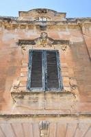 Italien, Lecce, Stadt mit barocker Architektur und Kirchen und archäologischen Überresten. altes barockes fenster foto
