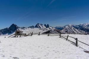 Blick auf die verschneiten Belluno-Dolomiten