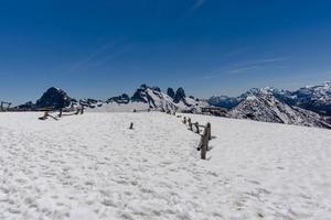 verschneite Belluno-Dolomiten mit Holzzaun