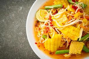 som tum - thailändischer würziger Papayasalat mit Mais