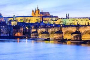 Prager Burg, Karlsbrücke und Moldau in Prag foto