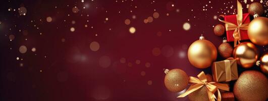 fröhlich Weihnachten Gold Bälle, Geschenk Kasten, Schnee, Weihnachten Dekoration, Neu Jahr Banner, eben legen dunkel rot Hintergrund mit Kopieren Raum foto