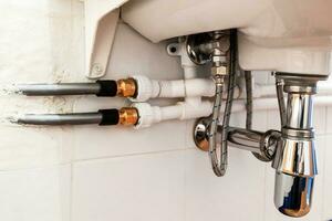 Verbindung von verschiedene Rohre unter sinken im Badezimmer foto