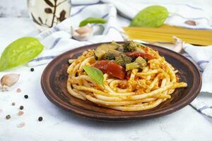 Pasta mit gehackt Hähnchen und pfannenrühren Gemüse. Hähnchen Spaghetti Pasta foto