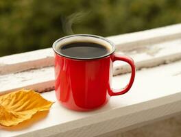 ein Tasse von aromatisch heiß schwarz Kaffee auf das Fenster. Morgen heiß trinken auf ein wolkig Herbst Tag. Herbst Stimmung. Nahansicht. foto