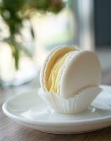 Vanille oder Kokosnuss Makrone auf das Weiß Teller im Cafe. selektiv Fokus. foto