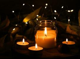 Herbst Komposition mit Verbrennung Candleson ein dunkel Hintergrund. romantisch Atmosphäre. Halloween Konzept. selektiv Fokus. foto