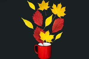 Herbst Komposition mit rot Becher, Gelb und rot Herbst Blätter auf das schwarz Hintergrund. Herbst Stimmung. flachgelegt. oben Sicht. Kopieren Raum. selektiv Fokus. foto