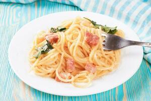 Pasta Carbonara serviert auf einem weißen Teller. foto