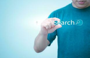 Information Suche Technologie, Suche Motor Optimierung, männlich Hand mit ein Smartphone zu Suche Information, mit Suche Bar Funktion auf Ihre Webseite, groß Daten foto