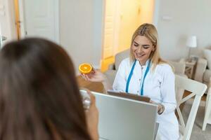 Ärztin, Ernährungsberaterin, Ernährungsberaterin und Patientin zur Konsultation im Büro. weibliche ernährungsberaterin, die den patienten berät. Ernährungsplan erstellen. foto