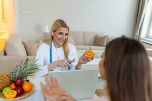 Ärztin, Ernährungsberaterin, Ernährungsberaterin und Patientin zur Konsultation im Büro. weibliche ernährungsberaterin, die den patienten berät. Ernährungsplan erstellen. foto