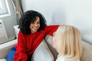 offen vielfältig Mädchen Beste freunde Umarmen Stehen drinnen, schließen oben zufrieden Frauen Gesicht genießen zärtlich Moment verpasst froh zu sehen jeder andere nach lange Trennung, Freundschaft warm Beziehungen Konzept foto