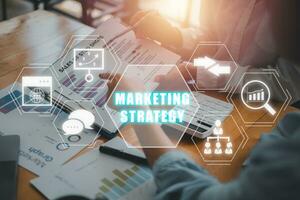 Marketing Strategie Konzept, Geschäft Mannschaft Analysieren Einkommen Diagramme und Grafiken mit Marketing Strategie Symbol auf virtuell Bildschirm. foto