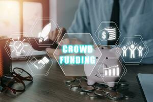 Crowdfunding Konzept, Geschäft Person Arbeiten auf Taschenrechner mit Crowdfunding Symbol auf virtuell Bildschirm, Kollaborativ, Wachstum und zurückkehren. foto