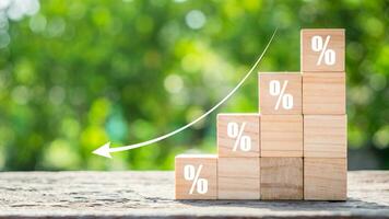 Kosten die Ermäßigung Geschäft Finanzen Konzept, hölzern Würfel Block mit Nieder Pfeile, Abschreibung von National Währung, Inflation, Investition Attraktivität. wirtschaftlich Ablehnen fallen Schwierigkeiten. foto