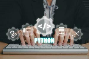 Python Programmierung Sprache, Frau Hand Tippen Tastatur mit Python Programmierung Symbol auf virtuell Bildschirm, Anwendung und Netz Entwicklung Konzept. foto