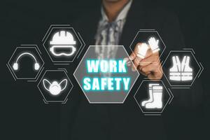 Arbeit Sicherheit Konzept, Geschäftsfrau Hand berühren Arbeit Sicherheit Symbol auf virtuell Bildschirm. foto