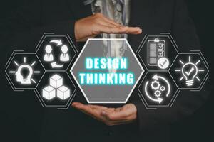 Design Denken Konzept, Geschäftsfrau Hand halten Design Denken Symbol auf virtuell Bildschirm. foto