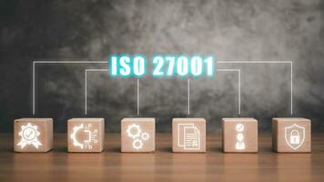 iso 27001 Konzept, hölzern Block auf Schreibtisch mit iso 27001 Symbol auf virtuell Bildschirm. foto